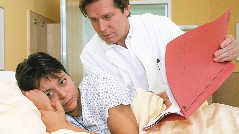 Dr. Stefan Frank (Sigmar Solbach) zweifelt an Simones (Yvonne de Bark) Schmerzen. – Bild: RTL / Elke Werner Dr. Stefan Frank (Sigmar Solbach) zweifelt an Simones (Yvonne de Bark) Schmerzen. – Bild: RTL / Elke Werner