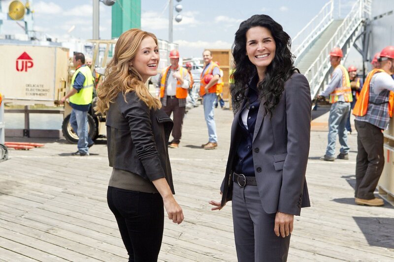 Gelingt es Dr. Maura Isles (Sasha Alexander, l.) und Jane Rizzoli (Angie Harmon) den erbitterten Krieg zwischen einem Konzern und der Mafia auf den Bostoner Docks zu stoppen? – Bild: VOX/​Warner Brothers En
