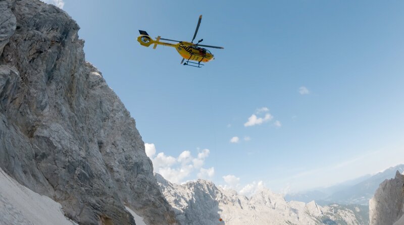 Einsatz der Bergwacht Grainau. Weiteres Bildmaterial finden Sie unter www.br-foto.de. – Bild: BR/​Timeline Production