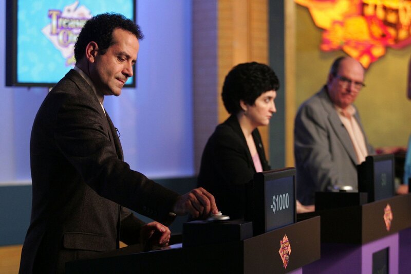 Monk (Tony Shalhoub, l.) nimmt sogar als Kandidat an der Gameshow teil, um den ständig gewinnenden Val Birch (Larry Brandenburg) auf die Schliche zu kommen. – Bild: RTPL / RTLplus Monk (Tony Shalhoub, l.) nimmt sogar als Kandidat an der Gameshow teil, um den ständig gewinnenden Val Birch (Larry Brandenburg) auf die Schliche zu kommen. – Bild: RTPL / RTLplus