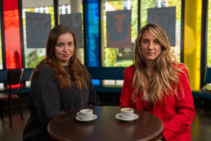 Alina Buschmann (l.) erklärt Biologin Jasmina Neudecker (r.), wie sie ihre Wut doch noch in etwas Positives transformieren konnte. – Bild: ZDF und Dave Powell