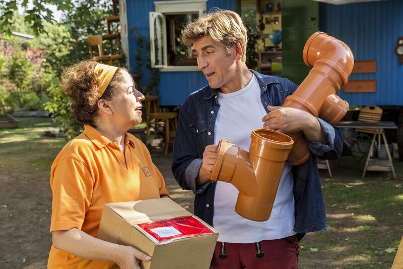 Fritz Fuchs (Guido Hammesfahr, r.) erwartet ein wichtiges Paket, doch die Briefträgerin (Franziska Traub, l.) hat noch mehr im Gepäck: In Bärstadt sollen Kobolde ihr Unwesen treiben. – Bild: ZDF/​Antje Dittmann