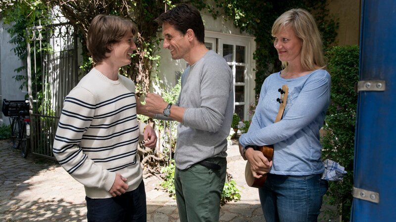 Daniel (Oliver Mommsen) und Katrin (Anna Schudt) wünschen ihrem Sohn Eric (Sven Gielnik) alles Gute für die Zeit in Dänemark. – Bild: ARD Degeto/​Georges Pauly
