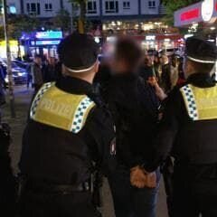 Bis zu 200 Strafanzeigen schreiben die Polizisten der Hamburger Davidwache am Wochenende. – Bild: Curiosity TV Bis zu 200 Strafanzeigen schreiben die Polizisten der Hamburger Davidwache am Wochenende. – Bild: Curiosity TV