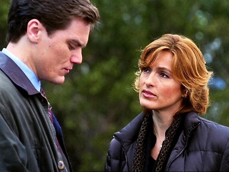 Detective Olivia Benson (Mariska Hargitay) verhört den ehemaligen Baseballspieler Avery Shaw (Michael Shannon), der angeblich einen kleinen Jungen getötet haben soll. – Bild: RTL NITRO /​ UniversalIdent