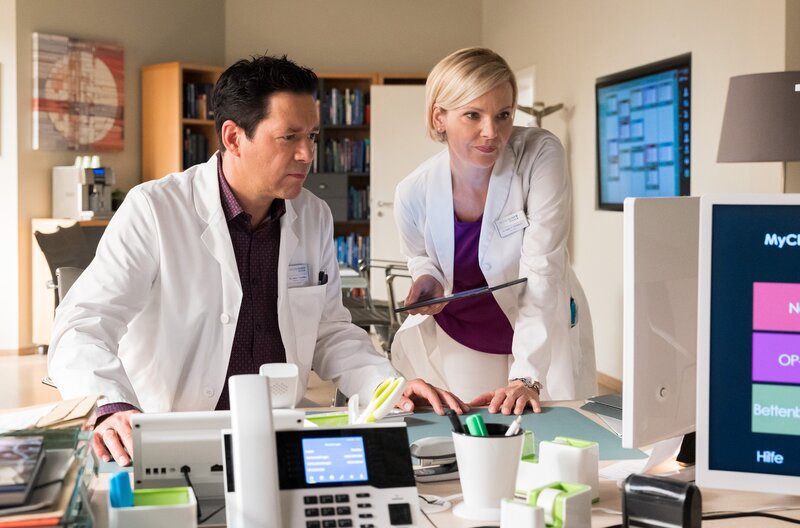 Dr. Ina Schulte (Isabell Gerschke) und Dr. Philipp Brentano (Thomas Koch) haben gerade erfahren, dass Sarah Marquardt und Philipps Frau Arzu mit einer Hochschwangeren im Fahrstuhl stecken geblieben sind. – Bild: MDR/​Saxonia Media/​Rudolf Wernicke