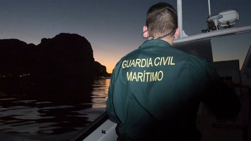 Board guard on a boat. – Bild: Discovery Channel