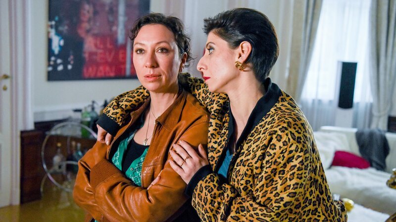 Im Bild (v.li.): Zeynep Buyrac (Mira), Ursula Strauss (Michelle Sendracek). – Bild: WDR/​ORF