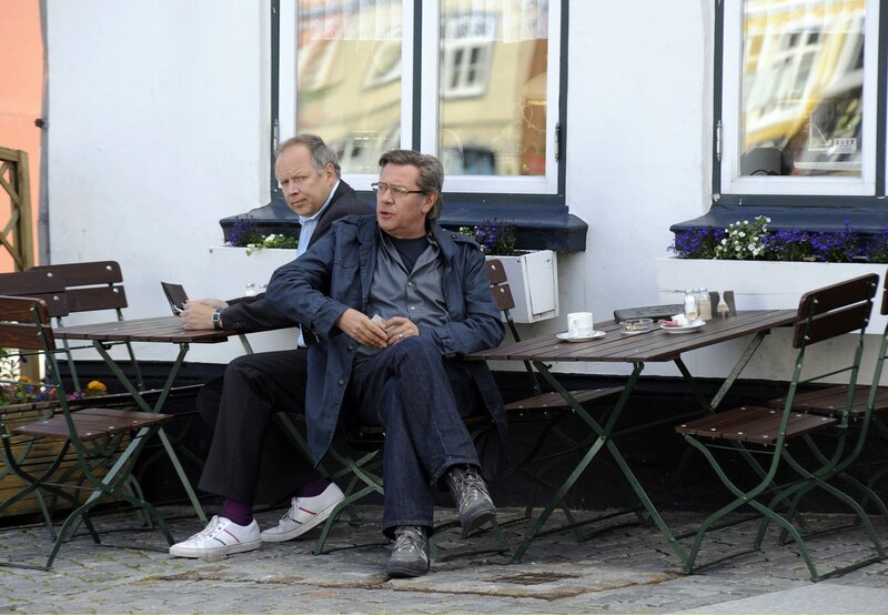 Piet (Jan Fedder, re.) und sein Bruder Hannes (Axel Milberg) versuchen, den Hergang des mysteriösen Mordes zu rekonstruieren. – Bild: ARD Degeto/​Marion v.d. Mehden