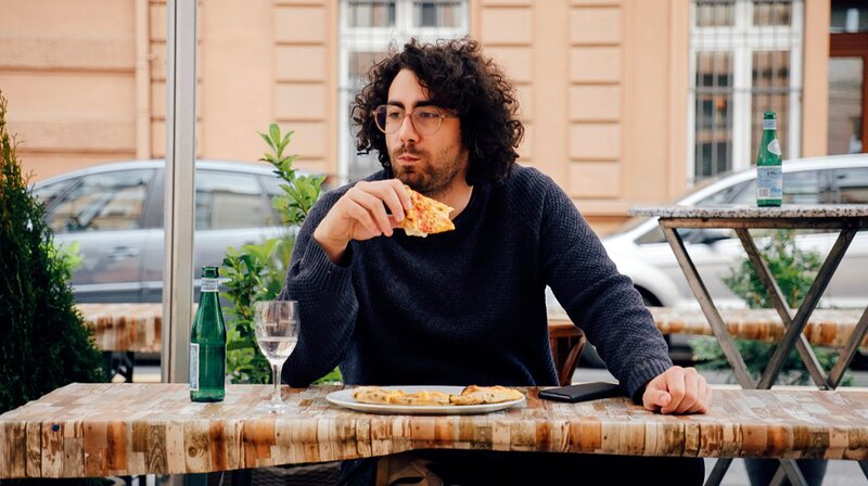 Reporter Davide Di Dio begibt sich auf Spurensuche nach seiner Identität. – Bild: HR