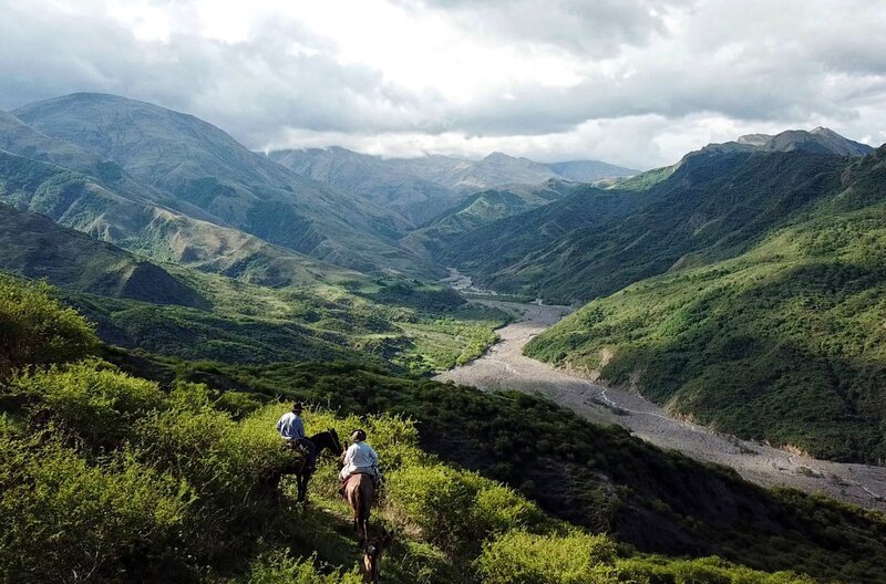 Zwei Gauchos in dem Andental „Puerta del cielo“ – das Tor zum Himmel, nahe Salta in Argentinien. – Bild: Alejandro Berger