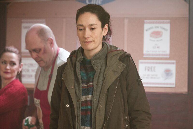 Nachdem ihre Tochter von Zuhause abgehauen ist, macht sich Tina Noakes (Sian Clifford, r.) auf die Suche nach ihr. Dazu stattet sie zuerst Karl (Tony Pritchard, M.) und Mandy (Pooky Quesnel, l.) in ihrem beliebten Imbiss einen Besuch ab. – Bild: Sky UK Ltd