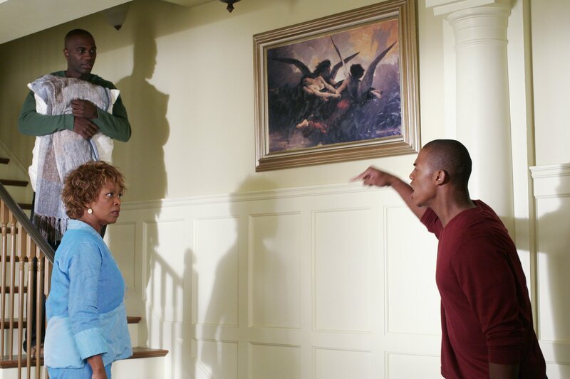 Matthew (Mehcad Brooks, r.) möchte, dass Caleb (NaShawn Kearse, l.) endlich aus dem Keller kommt und beklebt die Fenster in einem Zimmer im 1. Stock mit Zeitungspapier, so dass Caleb endlich ein eigenes Zimmer bekommt. Betty (Alfre Woodard, M.) ist das allerdings gar nicht recht … – Bild: Ron Tom