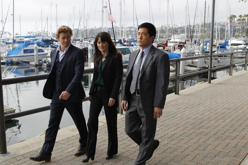 Ermitteln in einem neuen Mordfall: Patrick (Simon Baker, l.), Teresa (Robin Tunney, M.) und Kimball (Tim Kang, r.) … – Bild: CPL