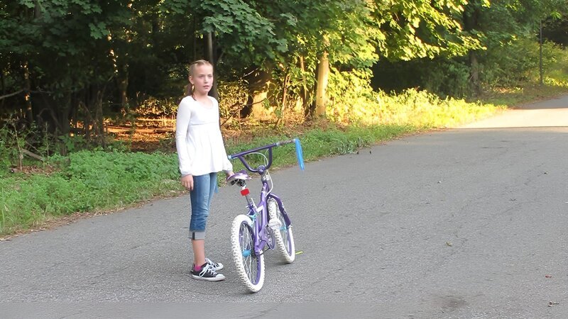 Hayley Warner riding her bike. – Bild: TLC