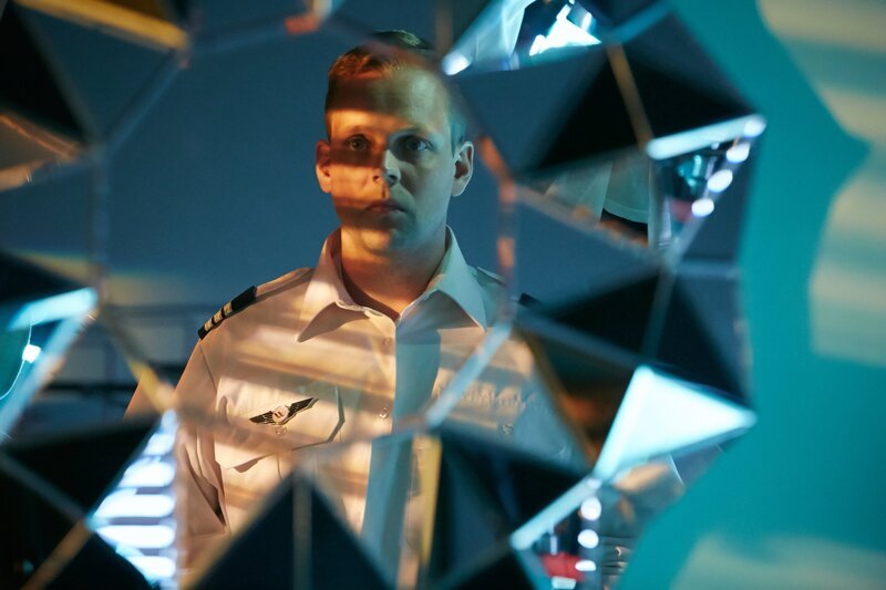 RE-CREATION: Lubitz (played by T.J. Riley) now dressed, looks in mirror. – Bild: National Geographic Channel