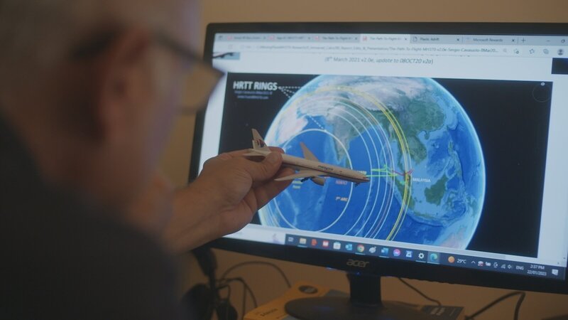 Menschen aus aller Welt entwickeln Theorien, was mit MH370 passiert sein könnte. Sergio Cavaiuolo glaubt, das Flugzeug nahe der Malediven gefunden zu haben. – Bild: ZDF und FEDERATION STUDIO FRANCE /​ SO IN LOVE – ALL RIGHTS RESERVED./​FEDERATION STUDIO FRANCE