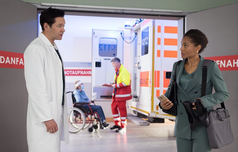 Dr. Ina Schulte (Isabell Gerschke) und Dr. Philipp Brentano (Thomas Koch) haben gerade erfahren, dass Sarah Marquardt und Philipps Frau Arzu mit einer Hochschwangeren im Fahrstuhl stecken geblieben sind. – Bild: MDR/​Saxonia Media/​Rudolf Wernicke