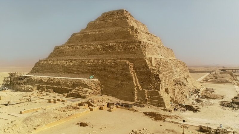 Meisterwerk des genialen Baumeisters Imhotep. Die Stufenpyramide in Sakkara ist die älteste Pyramide Ägyptens. – Bild: ZDF und Windfall Films LTD