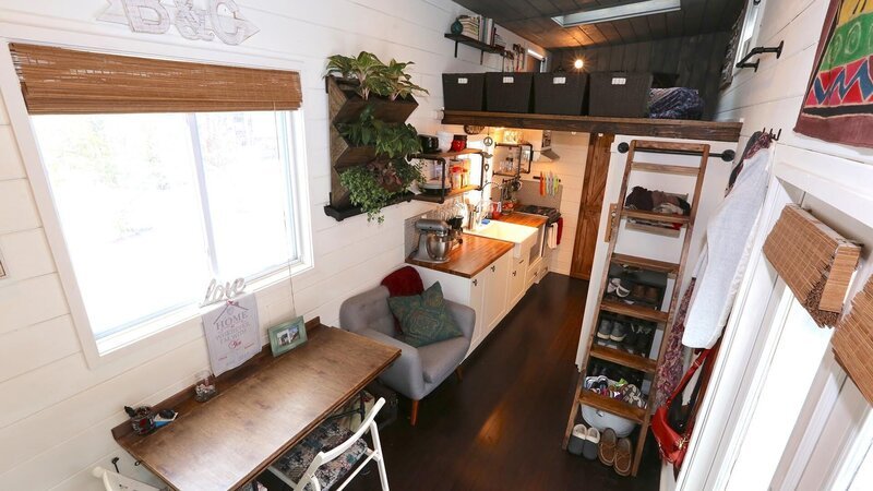Newlyweds and tiny house owners Chris and Brianna have the perfect, custom tiny house that fits all of their needs with a cozy bedroom loft, spacious dining area and gooseneck living room, as seen on Tiny House, Big Living. – Bild: Scripps Networks, LLC.