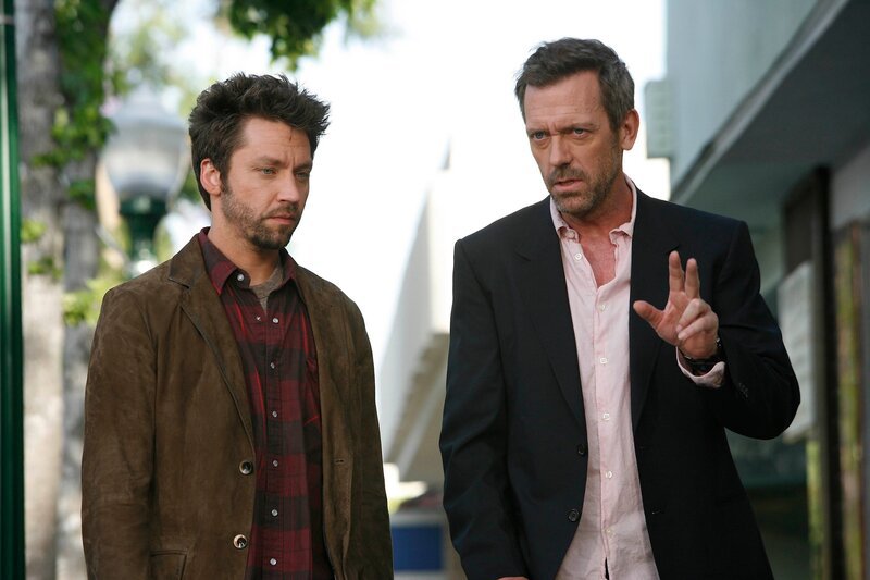 House (Hugh Laurie, r.) ist auf der Suche nach einem Ersatzfreund für Wilson. Ist Lucas (Michael Weston, l.) der „richtige“? – Bild: FOX Television