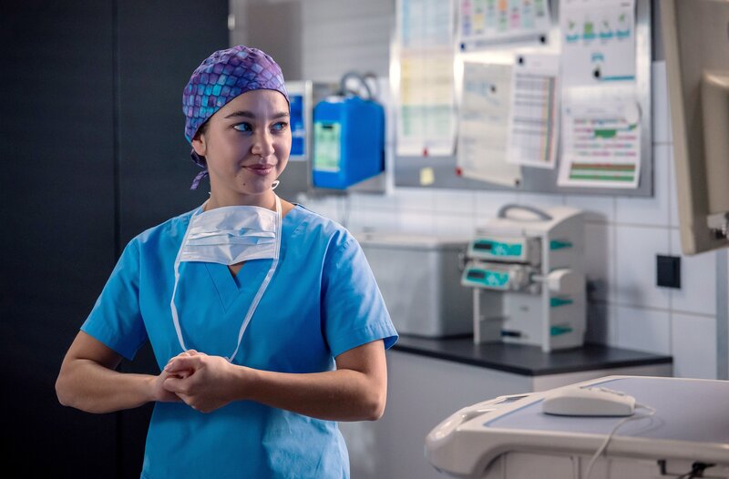 Assistenzärztin Sofia Galura (Olivia Papoli-Barawati) freut sich, bei einer weiteren OP assistieren zu können. – Bild: ARD/​Michael Kremer