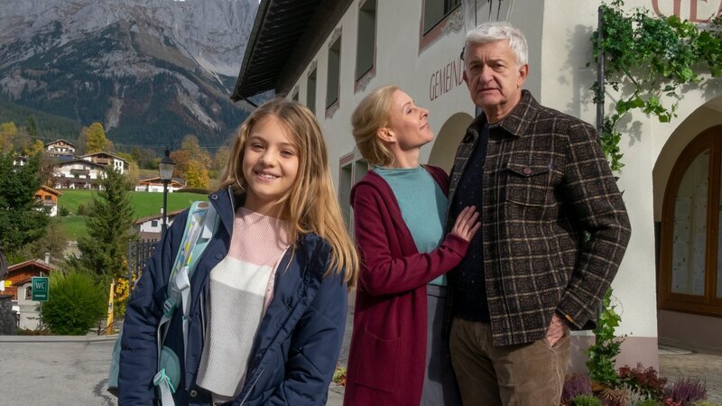 Zur Freude von Sophia (Ylvi Unertl, l.) hat sich das Verhältnis zwischen ihre Mutter Susanne (Natalie O’Hara, M.) und Paul Richter (Dominic Raacke, r.) wieder gebessert. – Bild: ZDF und Erika Hauri