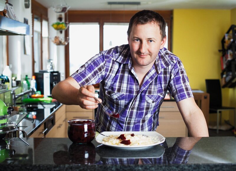 SRF bi de Lüt Männerküche Folge 5 Thomas Blum – Bild: SRF/​Ueli Christoffel