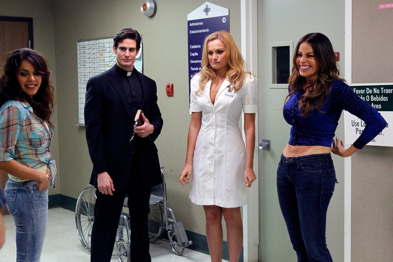 L-R: Juanita (Linda Elena Tovar), Pater (Edward Finlay), Krankenschwester (Christina Ochoa), Gloria Delgado (Sofía Vergara). – Bild: Hopper Stone