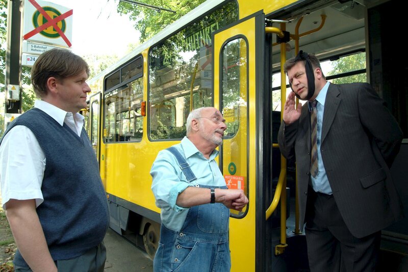 Mit der Straßenbahn schafft’s der Bürgermeister (Bruno Apitz, r.) schneller zu seinem Zahnarzt als mit dem Auto. – Bild: ZDF/​Christiane Pausch