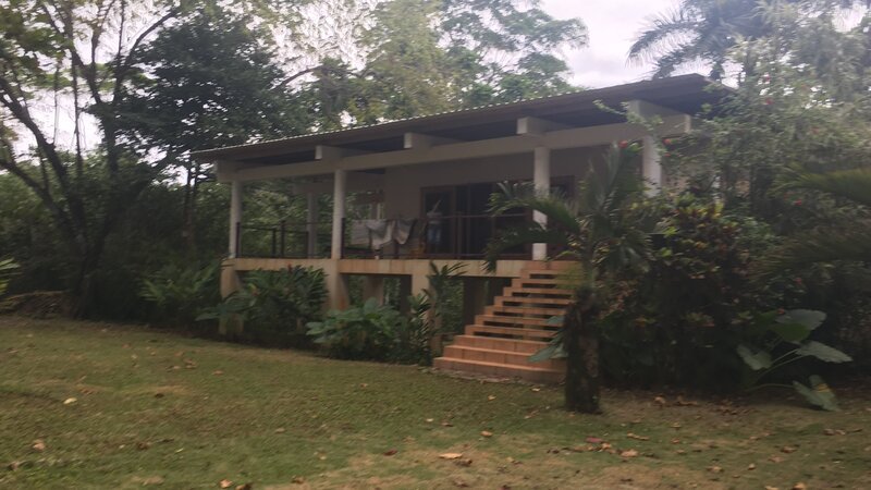 Exterior, Front of Casa de las Olas property in Bocos Del Toro, Panama. As seen on HGTV’s Caribbean Life – Bild: HGTV /​ Discover Images /​ Discovery Communications