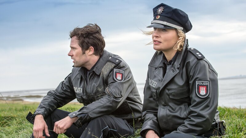 Mattes (Matthias Schloo) und Melanie (Sanna Englund) haben die letzte Fähre verpasst und sitzen für die Nacht auf der Insel Neuwerk fest. – Bild: ZDF
