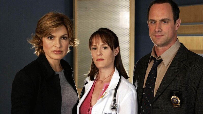 In einem Vergewaltigungsfall an Behinderten sind Stabler (Christopher Meloni) und Benson (Mariska Hargitay, l.) auf die Hilfe von Psychiaterin Dr. Rebecca Hendrix (Mary Stuart Masterson) angewiesen. – Bild: TVNOW /​ NBC Universal