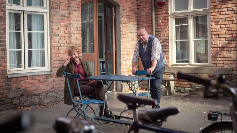 Auch Helene Sturbeck (Katharina Blaschke) muss diesmal befragt werden; sie hat das Opfer – den argentinischen Tangolehrer Gustavo Fernandez – gekannt. – Bild: ZDF und Marc Meyerbröker