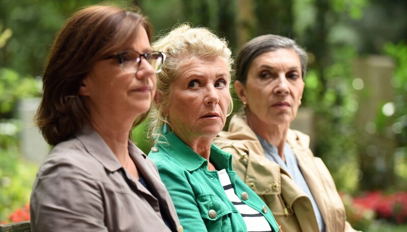 Fanny (Jutta Speidel, Mitte) mit ihren Schwestern Ute (Isolde Barth, r) und Karin (Lena Stolze). – Bild: WDR/​Degeto/​Barbara Bauriedl