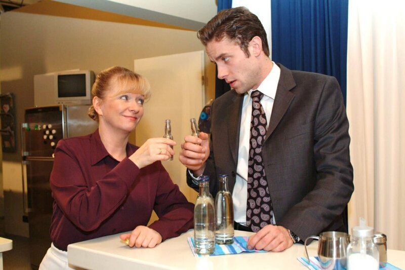 Max (Alexander Sternberg, r.) gesteht Helga (Ulrike Mai, l.) den unsensiblen Heiratsantrag, den er Yvonne gemacht hat. – Bild: Sat.1 emotions