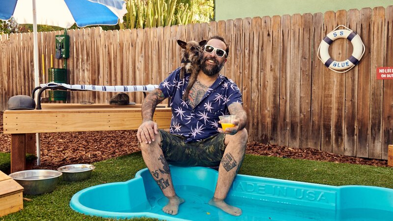 Antonio Ballatore with dog and pool – Bild: Gabriel Nivera /​ Animal Planet /​ Discovery Communications, LLC