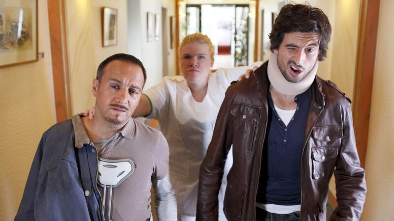 Semir (Erdogan Atalay, l.) und Ben (Tom Beck) werden in der Reha-Klinik von der resoluten Schwester Ilka (Gisa Flake) in Empfang genommen, die ihnen die Handys abnimmt und die Regeln der Klinik erklärt. – Bild: MG RTL D /​ Guido Engels