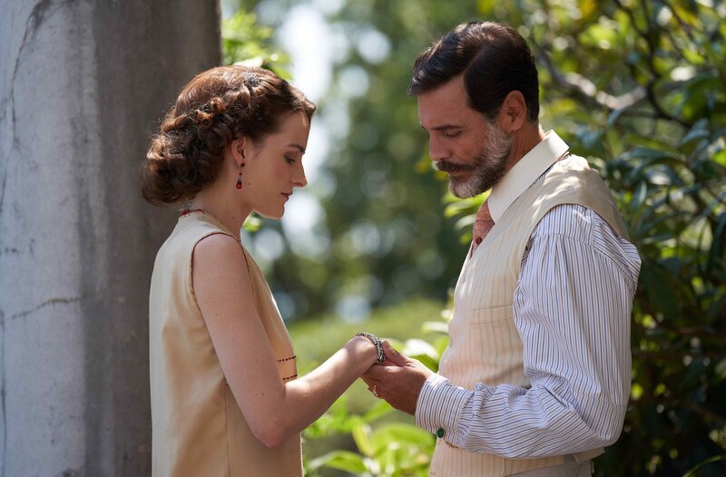 Count Carlo Albani (Daniele Pecci, r.) und Alice Mays-Smith (Olivia Morris, l.). – Bild: WDR/​Beta Film GmbH