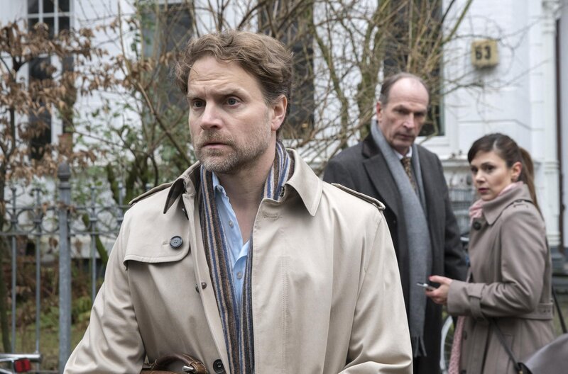 Markus Gellert (Herbert Knaup, M.) und Yasmin (Sophie Dal, r.) heften sich an die Fersen von Max Keltenborn (Janek Rieke, l.). – Bild: Sat.1 emotions