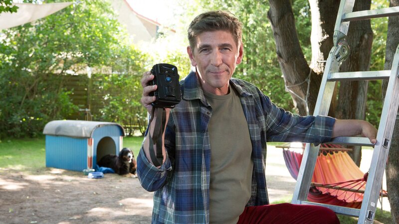 Dem hämmernden Specht auf der Spur: Gelingt es Fritz Fuchs (Guido Hammesfahr), mit einer Wildkamera Bilder von seinem seltenen und lauten Nachbarn aufzunehmen? – Bild: ZDF