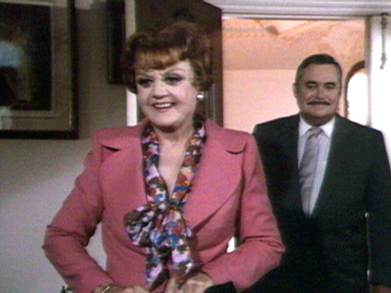 Der Anwalt Humphrey Defoe (Christopher Hewett) hat Jessicas Cousine (Angela Lansbury) ausfindig gemacht. – Bild: Warner TV Serie