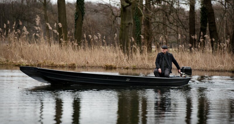 Thorsten Krüger (Christian Redl) auf dem Flies. – Bild: ZDF Enterprises GmbH /​ Arnim Thomaß