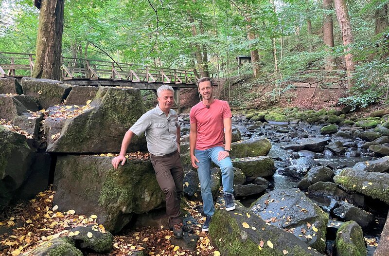 Moderator Arndt Reisenbichler mit Bernd Schneider in der „Holzbachschlucht“ bei Seck im Westerwald. – Bild: SWR