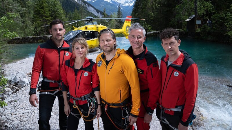 Auf die Bergretter Markus (Sebastian Ströbel, M.), Katharina (Luise Bähr, 2.v.l.), Simon (Ferdinand Seebacher, l.), Michi (Robert Lohr, 2.v.r.) und Rudi (Michael Pascher, r.) ist Verlass. – Bild: ZDF und stephanie kulbach