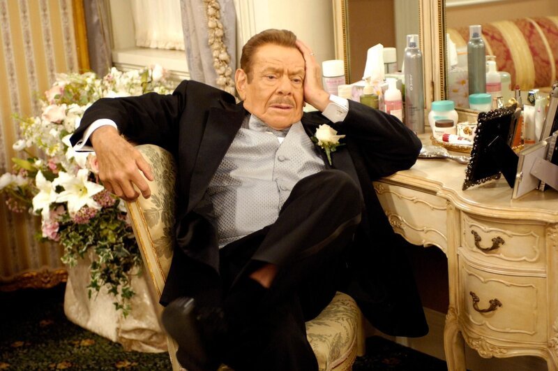 „China Syndrome, Part 1 and Part 2“ -- Arthur (Jerry Stiller) and Ava. St. Clair’s wedding hits a speed bump on the day of the ceremony on the one-hour series finale of THE KING OF QUEENS – Bild: RTL /​ CBS Broadcasting Inc.