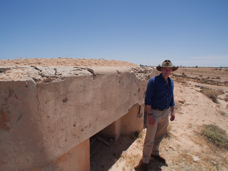 Author & Historian James Holland looking at bullet holes in a bunker on the Mareth Line in Tunisia. – Bild: National Geographic Channel /​ FOX NETWORKS GROUP BULGARIA