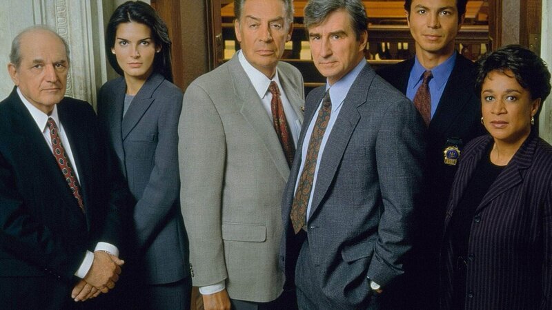 In der derzeit erfolgreichsten Krimiserie aus den USA sind (v.li.) Bezirksstaatsanwalt Adam Schiff (Steven Hill), Bezirksstaatsanwältin Abbie Carmichael (Angie Harmon), Detective Lennie Briscoe (Jerry Orbach), Oberstaatsanwalt John ‚Jack‘ McCoy (Sam Waterston), Detective Reynaldo ‚Rey‘ Curtis (Benjamin Bratt) und Lieutenant Anita Van Buren (S. Epatha Merkerson) im täglichen Kampf gegen das Verbrechen unterwegs. – Bild: RTL