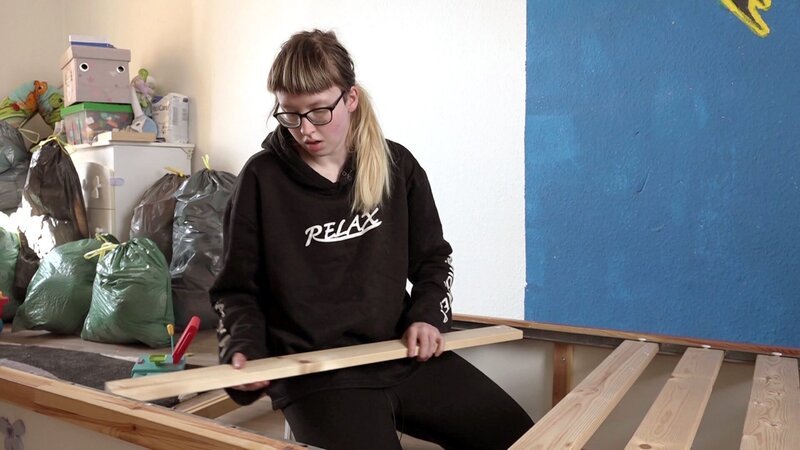 Jasmin und Maik leben mit ihren Kindern in einer Eltern-Kind-Einrichtung und müssen ihre Wohnung in Groß Klein auflösen – Bild: RTLZWEI