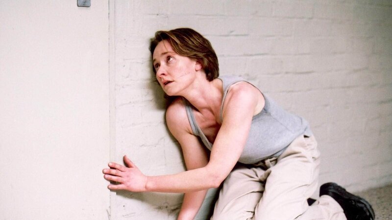 Trotz offizieller Unbedenklichkeitserklärungen glaubt Annabelle (Bettina Lohmeyer), dass Reutlitz nach wie vor kontaminiert ist. Adler lässt sie schließlich als pädagogische Maßnahme in der Montagehalle einschließen. Annabelle erleidet einen Nervenzusammenbruch … – Bild: TVNOW /​ Stephanie Kulbach